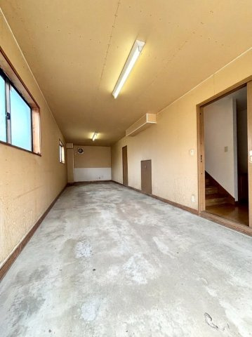 銭函2丁目　一戸建ての駐車場|インナーガレージは縦列で2台駐車可能。入口の高さは約220センチあり、大型の車も駐車できます