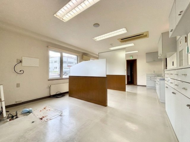 銭函2丁目　一戸建てのその他|元々歯科として利用されていた店舗部分。南西向きで日当り良好