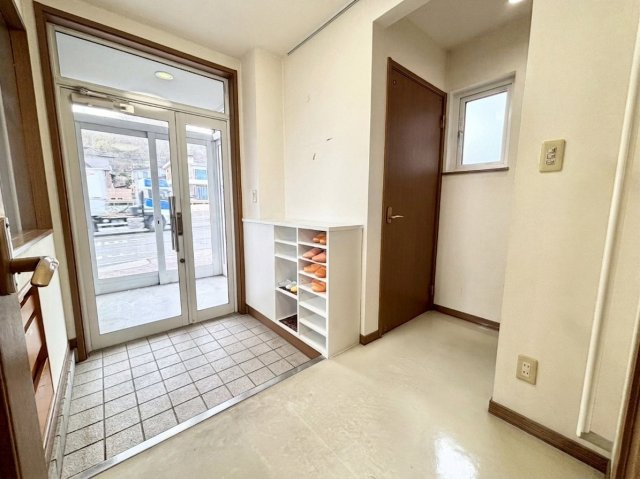 銭函2丁目　一戸建ての玄関|店舗側出入口。入口横にはトイレと洗面台を完備