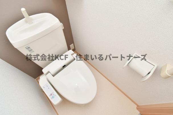 ヴィラフォレストAのトイレ|落ち着いた色調のトイレです