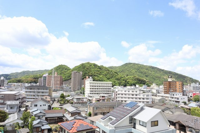 アビタシオン沖浜ラディアンスの展望|室内のR窓から景色。眉山がよく見えます。