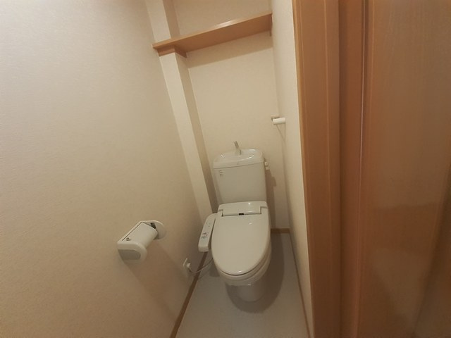 温水洗浄便座付きのトイレです♪