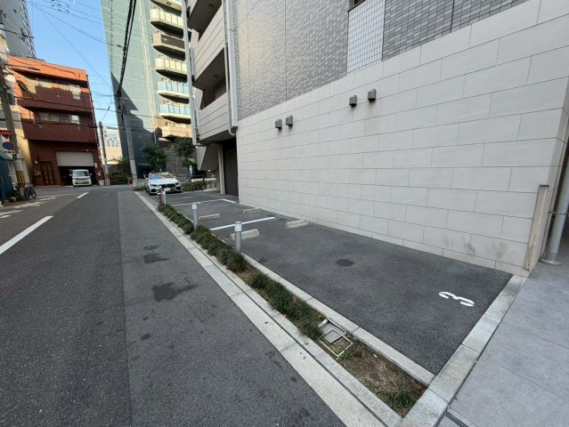 エスリード難波THE FIRSTの駐車場