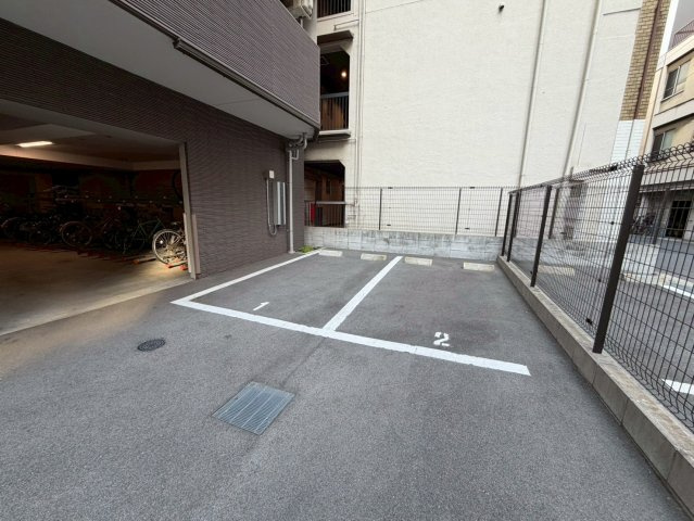 エスリード難波THE FIRSTの駐車場