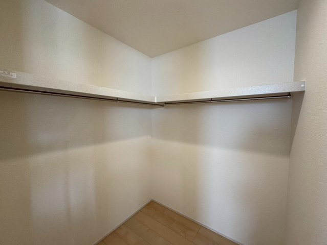 リーブルガーデン八重瀬町与座・２号棟の収納|１階リビングから出入りできる用途多彩なWIC