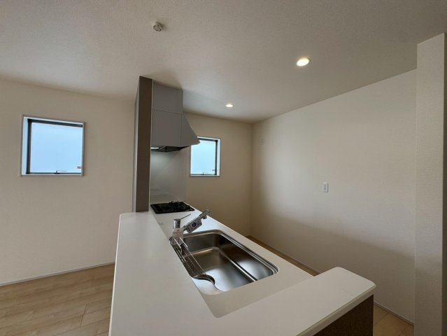リーブルガーデン八重瀬町与座・２号棟のその他|リビングを見渡せるので、料理中も家族との時間を楽しめる対面キッチン