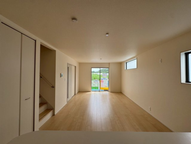 リーブルガーデン八重瀬町与座・２号棟の居間・リビング|リビングを見渡せるので、料理中も家族との時間を楽しめる対面キッチン