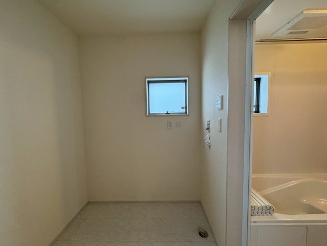 リーブルガーデン八重瀬町与座・２号棟の玄関|パウダールームとバスルームの間に設置された、ランドリールーム兼脱衣所