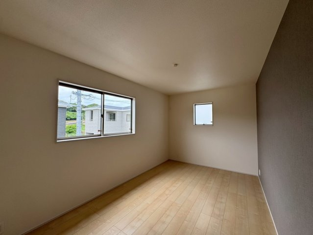 リーブルガーデン八重瀬町与座・２号棟の洋室|二面採光の２階主寝室8.2帖／アクセントクロス