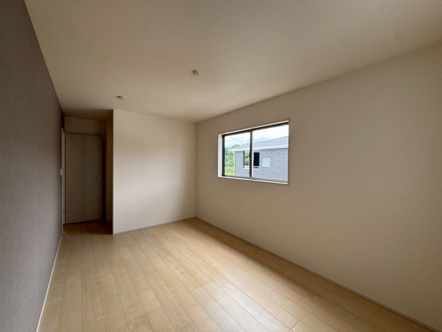 リーブルガーデン八重瀬町与座・２号棟の洋室|二面採光の２階主寝室8.2帖＋WIC