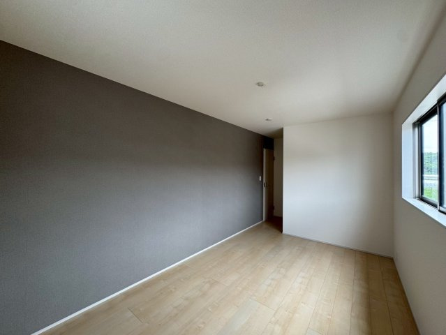 リーブルガーデン八重瀬町与座・２号棟の洋室|二面採光の２階主寝室8.2帖＋WIC