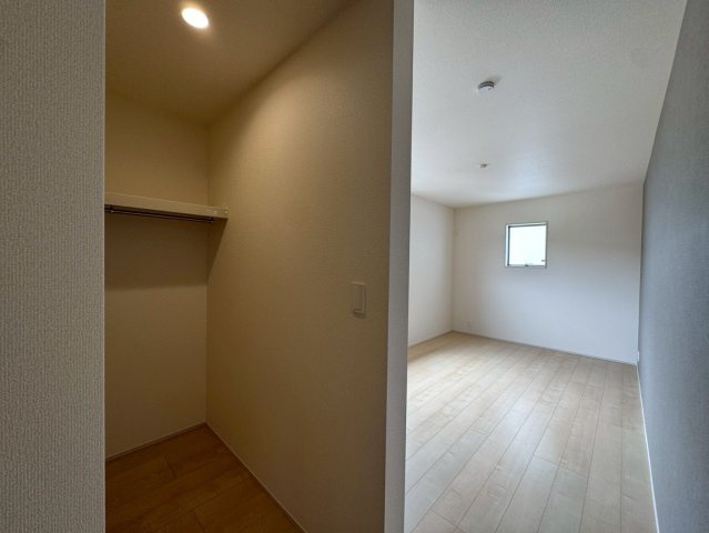 リーブルガーデン八重瀬町与座・２号棟のその他|２階主寝室8.2帖には、季節物の入れ替えが楽々なWICを設置
