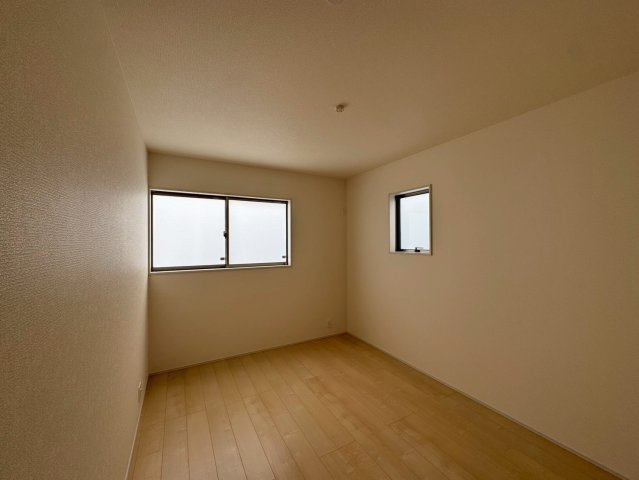 リーブルガーデン八重瀬町与座・２号棟の洋室|二面採光の２階洋室6.5帖