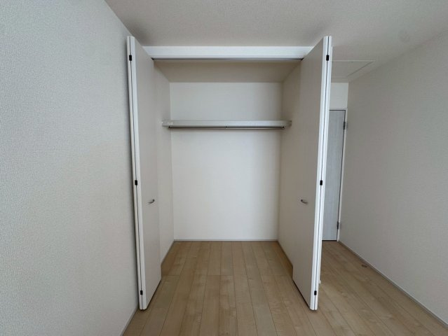 リーブルガーデン八重瀬町与座・２号棟の収納|二面採光の２階洋室6.5帖・クローゼット収納付き