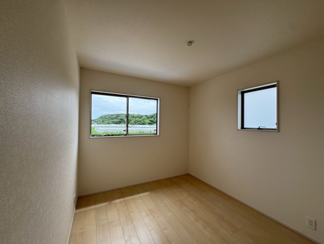 リーブルガーデン八重瀬町与座・２号棟の洋室|二面採光の２階洋室5.7帖