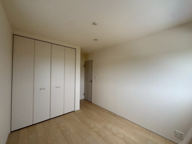 リーブルガーデン八重瀬町与座・２号棟の洋室|二面採光の２階洋室5.7帖・クローゼット収納付き