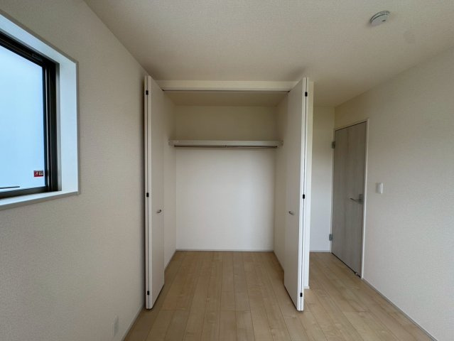 リーブルガーデン八重瀬町与座・２号棟のその他|二面採光の２階洋室5.7帖・クローゼット収納付き