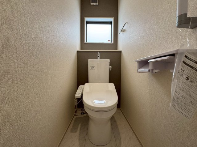 リーブルガーデン八重瀬町与座・２号棟のトイレ|２階トイレ・換気窓＆手すり付き／洗浄便座