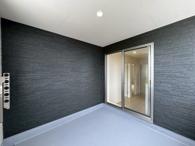 リーブルガーデン八重瀬町与座・２号棟のその他|部屋を通らず、廊下側から出入りできる、用途多彩な広々インナーバルコニー