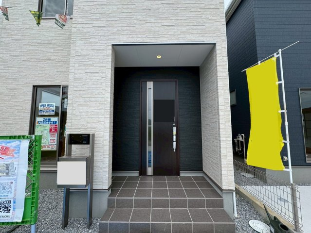 リーブルガーデン八重瀬町与座・２号棟のその他|屋根付きで置き配スペースも確保できる玄関ポーチ／人感センサー付き玄関灯・TVモニター付きインターフォン・防犯カメラ