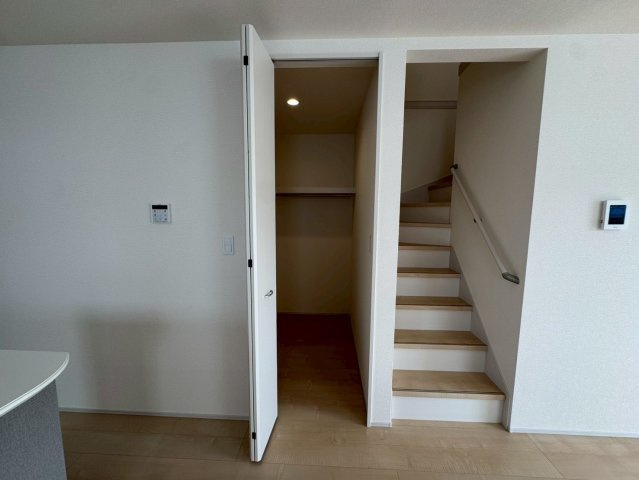 リーブルガーデン八重瀬町与座・２号棟の収納|WICの隣にコミュニケーションを促進するリビングイン階段