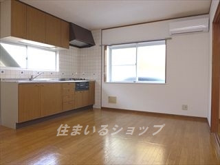 クラオカハイツ　Ａの居間・リビング|窓が多く通風良好です
