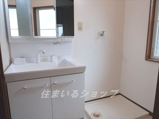 クラオカハイツ　Ａの洗面所|三面鏡付きシャンプードレッサー・窓あり
