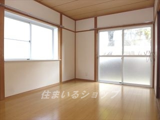 クラオカハイツ　Ａの居間・リビング|出窓あり