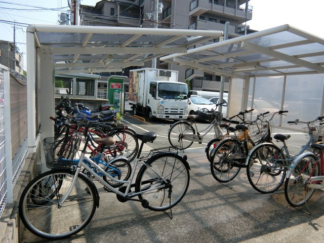 ウエストコーポの駐車場