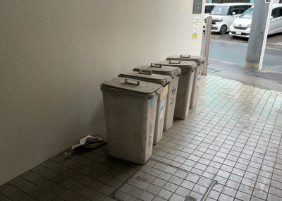 【設備】 | シードオン２１ | 共有部分は、住民なら誰もが使える設備のこと。例えば駐車場やエレベーター、インターネット設備、セキュリティ設備などがあります。他にも、マンションの廊下・外部階段やエントランス・ゴミ置き場などがあります。