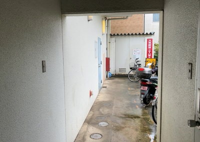 【玄関】 | シードオン２１ | 玄関は家の顔でもあり、家族以外の目にも止まる場所です。玄関は外との間を仕切る扉、靴などをしまっておく収納スペース、靴脱ぎのたたきスペース、来客とのやり取りをするドアホンなど複数のアイテムからなります。