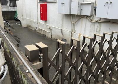 【庭】 | 大銀マンション | 物件によっては、入居者が個人的に使用できる専用庭がついているものもあります。また、住宅の中にある土間の部分を庭と呼ぶこともあります。庭の用途は住む人によって変わり、それによってデザインもさまざまです。