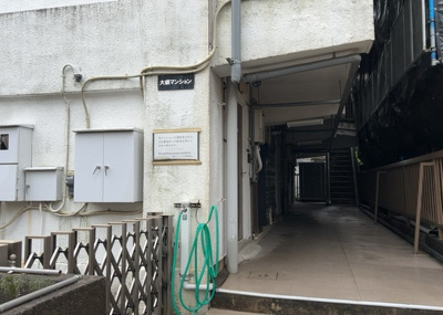 【エントランス】 | 大銀マンション | マンションのエントランスには、もともと風よけや防犯の役割がありますが、マンションによって宅配ボックスなどの設備が備わっている所もあります。日々の生活をイメージしながら生活しやすさをチェックしましょう。