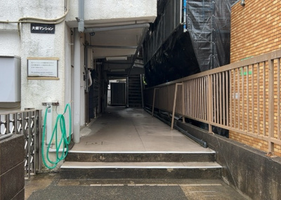 【ロビー】 | 大銀マンション | ラウンジは、マンションの共用スペースに椅子やテーブルなどを配置した利用者が寛げる空間です。屋内型ラウンジと屋外型ラウンジがあります。共用部分の管理状況と合わせて、詳細については現地でご確認ください。