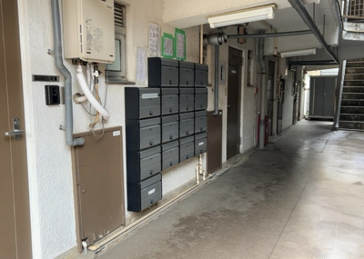 【設備】 | 大銀マンション | エントランス付近に設置されている集合ポストは、住んでいる部屋と離れているため、ポストをあさるなど誰かに何かされていても被害に気づきにくいです。入居する時には他人に特定されにくい番号で鍵をかけましょう！