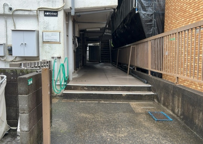 【ロビー】 | 大銀マンション | ロビーというと、エントランスと何がちがうの？と思いますよね。実はロビーとエントランスには明確な決まりはありません。物件によっては、エントランスを入って広がるある程度の広さのある空間がロビーとなります。