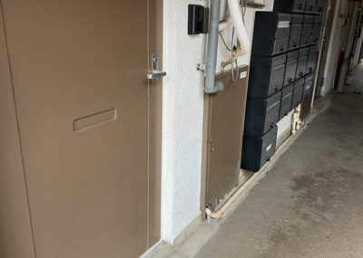 【防犯設備】 | 大銀マンション | 室内の防犯設備もチェックしましょう！モニター付きインターホンが設置されているか、防犯シャッターが設備されているか、ベランダに人が上がってきにくい高さかなどチェックしておくと入居後も安心できるでしょう。