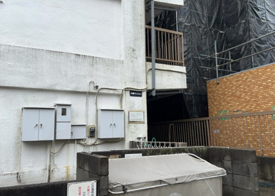 【外観】 | 大銀マンション | 隣家の土地はどうなっているのか、生活利便施設が近くにあるのか、学校まで近いかなど、お客様のライフスタイルにあわせたイメージが重要です。また、近くにあると困る施設が近くにないかも確認するといいでしょう。