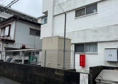 【現況写真】 | 大銀マンション | 道幅が広い場所は日当たりや風通が良好です。幅が広いのですれ違いも可能ですし大きな車でも駐車可能！一方で、大型車が通ることも多くなるため交通量の増加により騒音に繋がります。また土地の値段が高くなります。