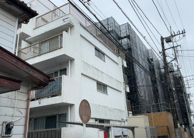 【構造・工法・仕様】 | 大銀マンション | ＳＲＣ造は強度や耐震性の面でもRC造と比べて優れています。そのため、10階建以上の高層または超高層マンションなどの建築にも多く採用されています。柱や梁などのサイズが小さくても高い耐震性を確保できます。