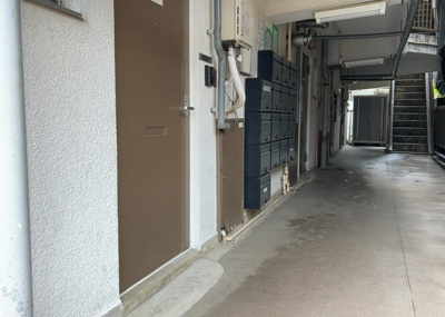 【玄関】 | 大銀マンション | 玄関は家の顔でもあり、家族以外の目にも止まる場所です。玄関は外との間を仕切る扉、靴などをしまっておく収納スペース、靴脱ぎのたたきスペース、来客とのやり取りをするドアホンなど複数のアイテムからなります。