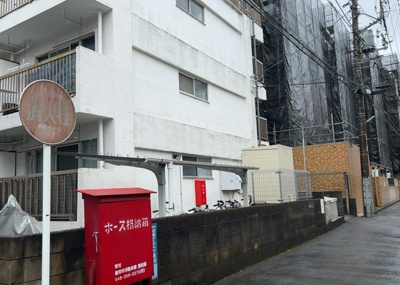 【外観】 | 大銀マンション | 外観はマンション管理がされているかの目安になります。築年数が古いと、壁面は劣化してひび割れが生じることも！建物が古びていても細かいところが修繕されていると、きちんと管理されているなぁと感じるでしょう。