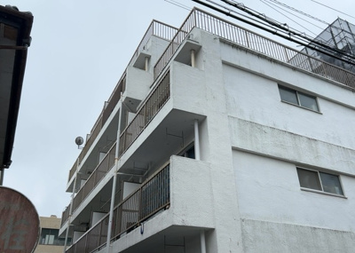 【バルコニー】 | 大銀マンション | 一般的なバルコニーは、奥行1.5ｍ程ですが、ワイルドバルコニーは2ｍまで広がっています。そのため洗濯物の間隔をあけ干すことができ、乾きやすいというメリットや、ガーデニングが楽しめる等の特徴があります。