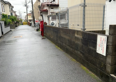 【駐車場】 | 大銀マンション | 駐車場と明記されていても、最小スペースでつくられた駐車場だと大型車は駐車できなかったり、出入りしにくくなったりする可能性があります。お車のサイズと購入したい物件の駐車場のサイズを現地で確認しましょう。