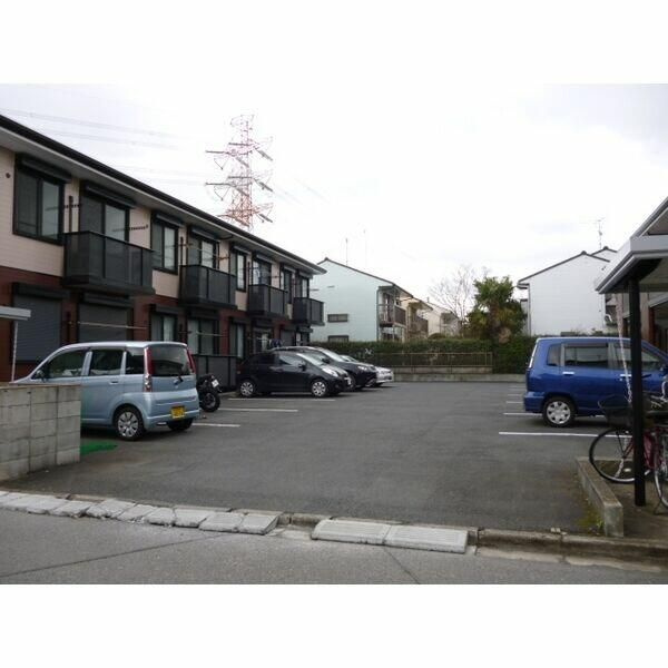 フォレストさつきⅡの駐車場