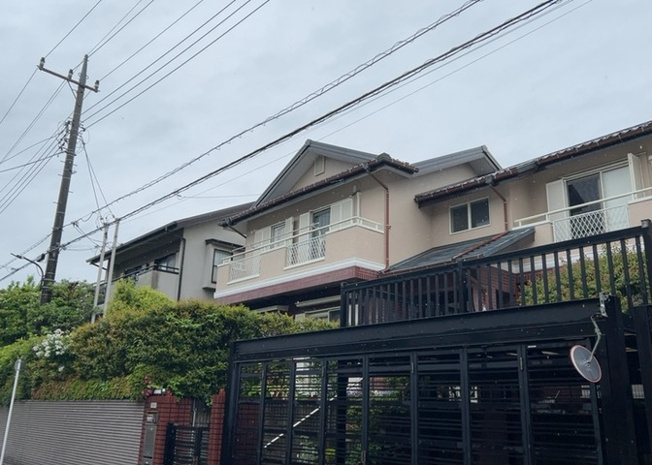 【バルコニー】 | バルコニーは、室外の専用スペースのうち、「屋根がなく開放された空間」であるものを指します。ベランダより広いタイプのものが多く、日当たりもよいため家庭菜園などを楽しみたい人にとって適した環境となります。