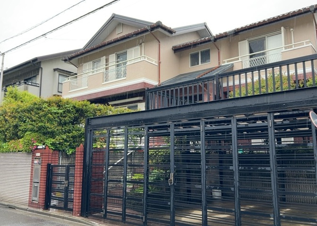 【構造・工法・仕様】 | 木造住宅とは土台、壁、柱など建築物の強度を支える構造体の材に木が使用されている構造を指します。構造体は建物の自重を支えるだけではなく風圧や水圧、積裁荷重などあらゆる衝撃に耐えるための基礎です。