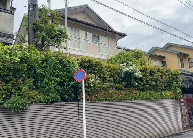 【前面道路含む現地写真】 | 東側道路の場合は居室を南向きに設計しやすいため、朝日が入りやすいというメリットがあります。一方、西側道路も東側同様に居室を南向きに設計しやすいのですが、住宅地だと朝日が入りにくいという弱点があります。