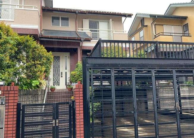 【玄関】 | 玄関は家の顔と言っても過言ではありません。現地を見学する際は玄関の広さや全体のバランスなどを見てみるといいでしょう。一般的なアプローチのしやすさだけではなく、お年寄りにも優しい設計のものだと安心です。