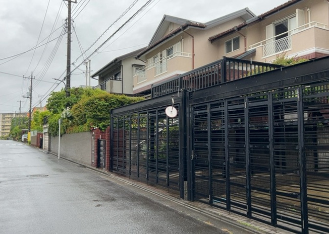 【前面道路含む現地写真】 | 住宅用の土地では前面道路に2m以上接していなければならないと法律で定められています。しかし、お持ちの車のサイズやライフスタイルなどにより、2mでは利便が悪い場合もございますので、事前に確認しましょう。